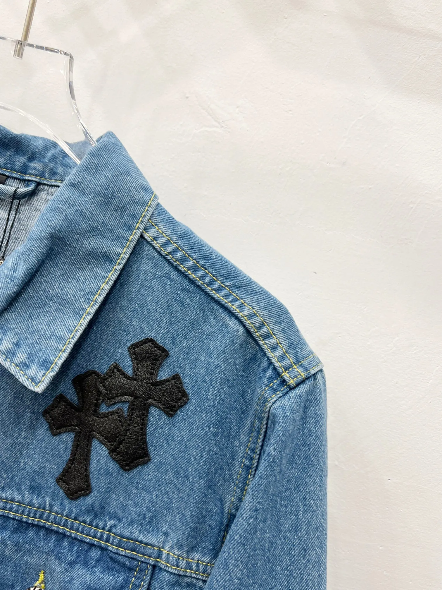 P320 Style No.: (r003) Chrome Hearts Chrome Hearts Logo Leather Couple's Washed Denim Jacket Super Invincible Hot Sale Is Here The Best Item for This Weather Cool Oversize Style The Classic Cross White Logo Covers the Whole Clothes, and the Cross Large Leather Label on the Back is the finishing touch. It is generous and full of personality without being exaggerated. It is a versatile style for spring and summer! It is made of 100% denim cotton fabric with heavy thread count and washed with water to ensure a stiff and tough shape while being comfortable and breathable against the skin. The high-density embroidery of Sanskrit letters is ultra-exquisite. The original molded custom buttons, large cross leather label, and Croxin's silver jewelry details are all luxurious! Casual and loose fit, lazy and casual, the same style for men and women. It is very trendy to match it with sweatpants and wide-leg pants casually. The focus is on versatility. It can be used as a jacket in spring and autumn. Size: S–XL Color: blue